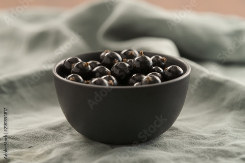 Plakat w ramie ripe blackcurrant in black ceramic bowl