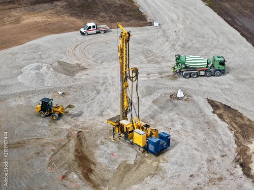 Fotografía Foundation construction of a wind turbine with crawler tracks, deep vibrators, w