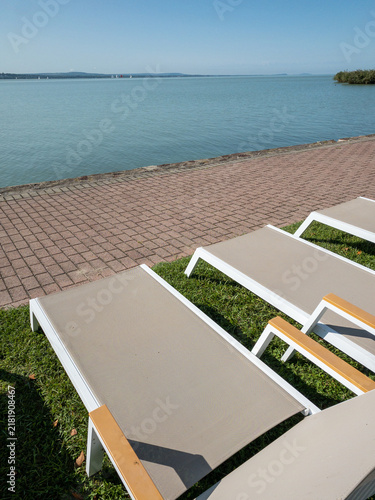 Cuadro en lienzo Sun loungers beside Lake Balaton in Hungary