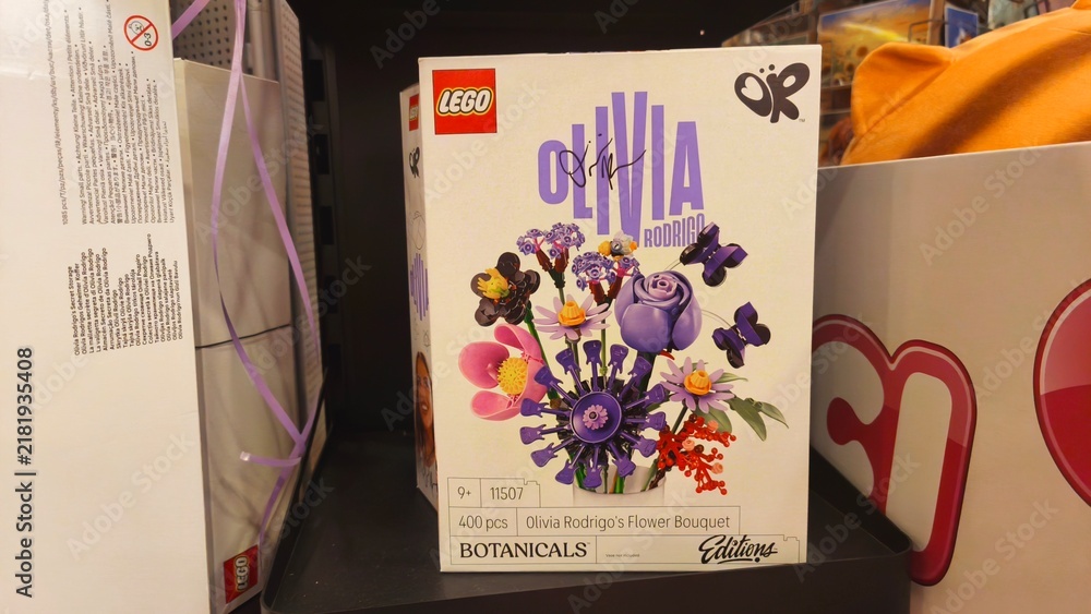 Obraz premium Potsdam, Germany - September 03, 2026: LEGO Olivia Rodrigo's Flower Bouquet set displayed on a shelf, featuring vibrant colors and floral designs in a retail environment