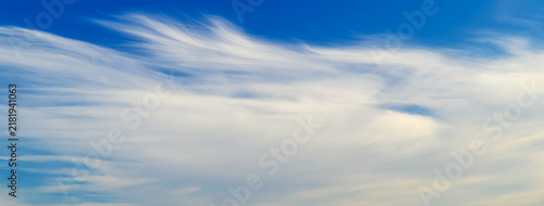 Foto delicate cirrus clouds spread across the high blue sky
