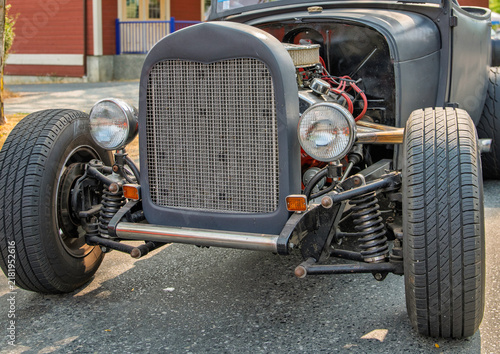 Cuadro en lienzo Close-up of a classic  vintage car with shiny chrome details and headlight