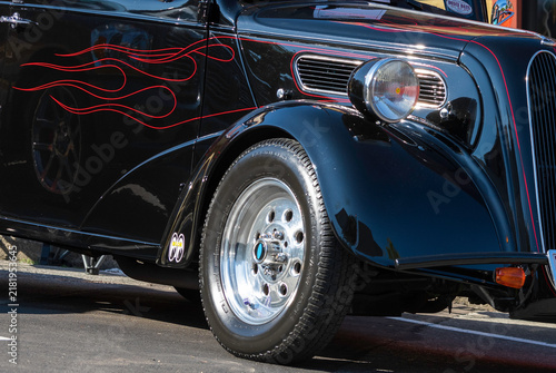 Fotografía Close-up of a classic  vintage car with shiny chrome details and headlight