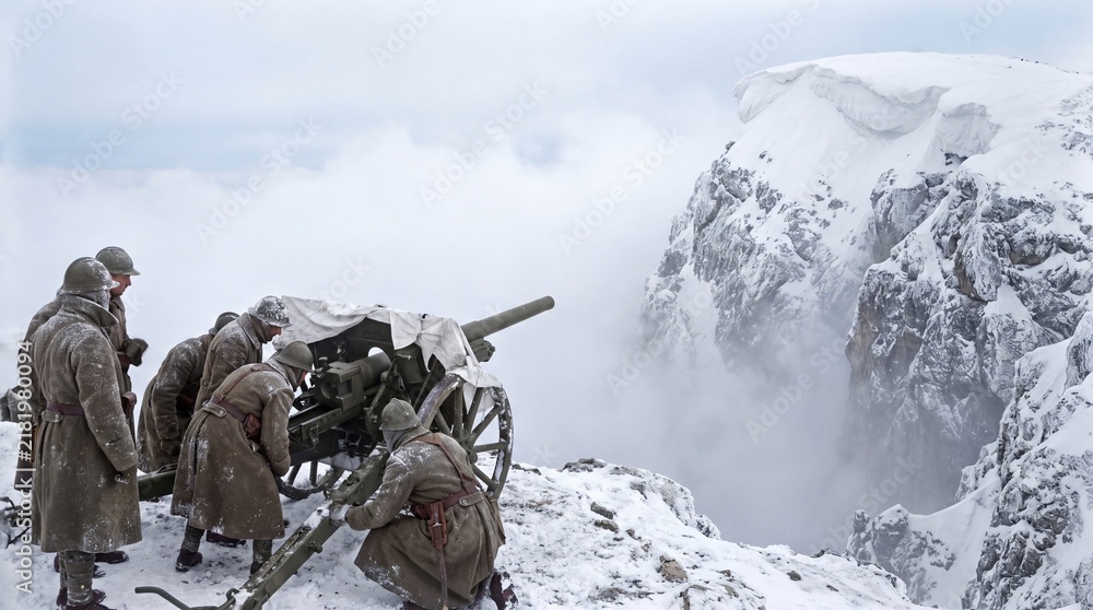 Obraz premium Historical Soldiers in Winter Mountains Aiming Artillery Cannon in Snowy Landscape
