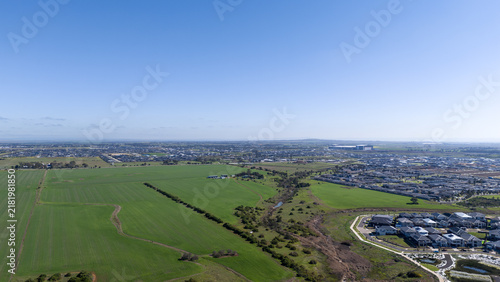 Foto Aerial drone view of Tarneit's urban-rural fringe in outer western suburbs, showing green farmland and paddocks transitioning into a new residential housing estate