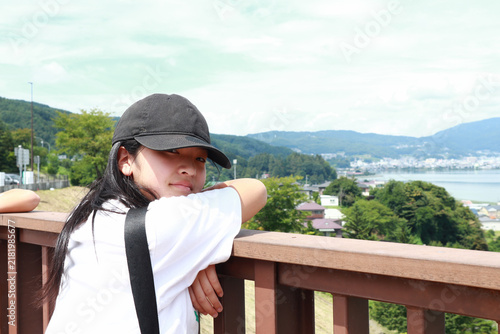湖を眺める小学生の女の子