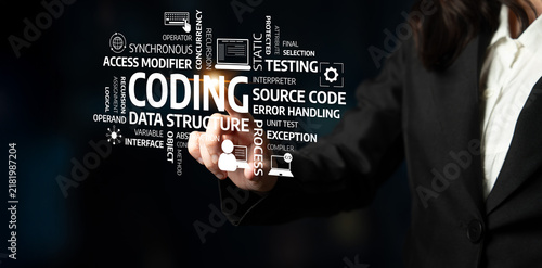 Foto A professional female programmer illustrates key coding concepts in a modern tech environment, showcasing terms related to software development and data management