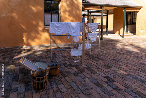 Foto Historical laundry display with wooden buckets, washboard, and drying rack