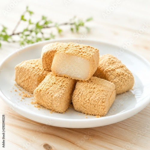 Injeolmi tradicional coreano, pasteles de arroz con polvo de soja en ambiente rústico elegante