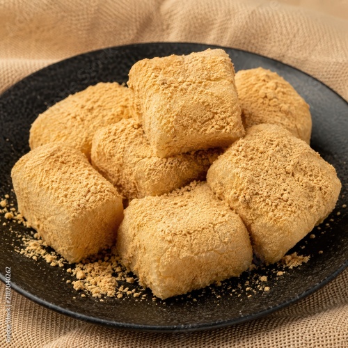 Injeolmi tradicional coreano, pasteles de arroz con polvo de soja en ambiente rústico elegante