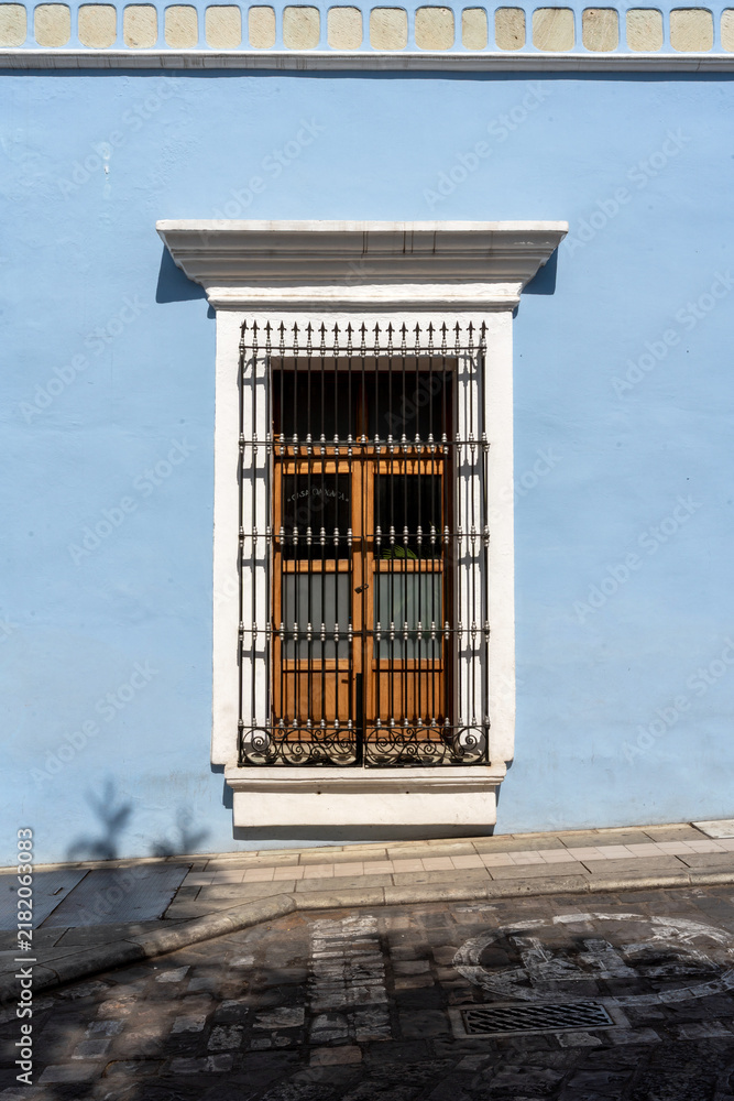 Obraz premium Ventana de casa azul en el centro de Oaxaca México