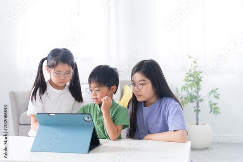 Plakat 家でタブレットで勉強する子供