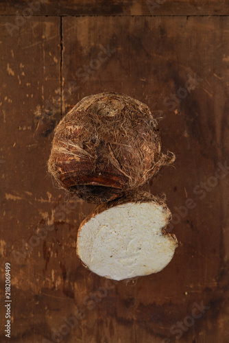 Obraz na płótnie Fresh Taro Root Ion wooden table