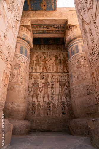 Cuadro en lienzo Painted columns and wall reliefs at Medinet Habu in Luxor
