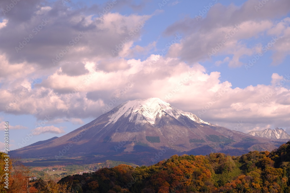 Obraz premium Snow-Capped Mount Daisen Rising above Colorful Autumn Forest in Tottori