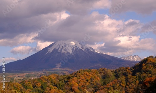Cuadro en lienzo Snow-Capped Mount Daisen beyond a Colorful Autumn Forest in Tottori