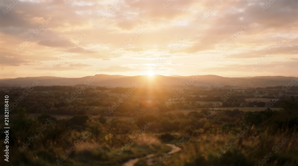 Obraz premium Sunset glow over desert landscape with mountains