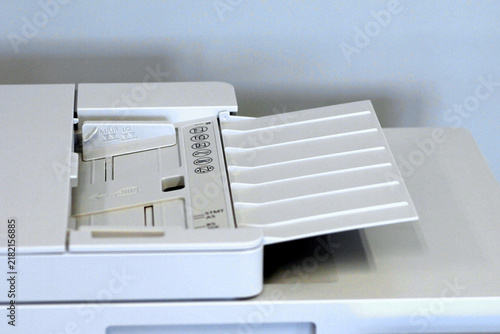 Foto Close-Up Of White Office Printer Paper Output Tray In Minimal Modern Workspace F