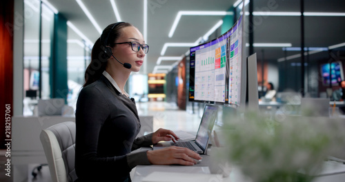 Foto Woman Using Laptop To Manage Customer Calls