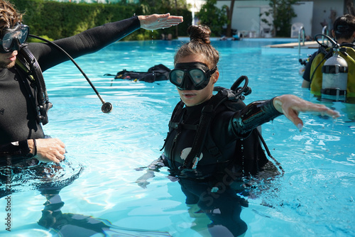 Fotografía Professional scuba diver instructs the novice how to use the equipment before di