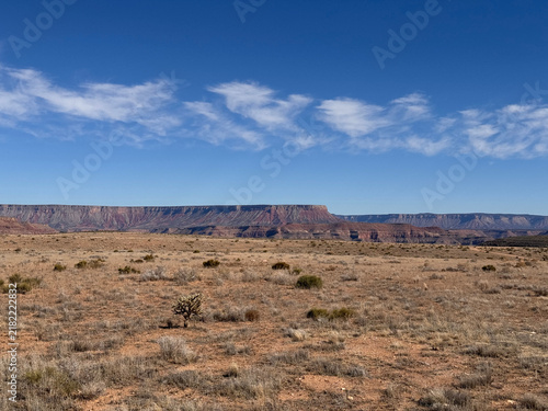 Fotografía Sparse desert plain and open sky in the Arizona high desert