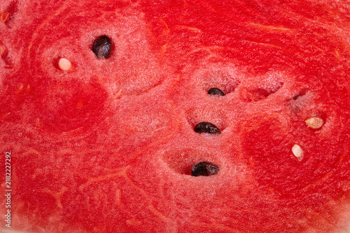 Foto Bright red watermelon slices reveal juicy sweetness and allure perfect for summe