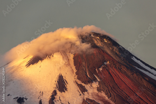 Obraz na płótnie avachinsky volcano with active fumarola