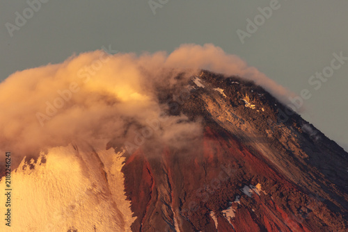 Obraz na płótnie avachinsky volcano with active fumarola