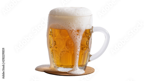 Foto Frothy beer overflowing from a glass mug onto a coaster, isolated on transparent