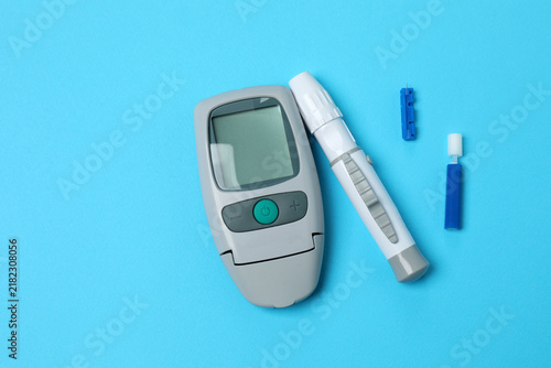 Cuadro en lienzo Blood glucose meter with lancets, top view