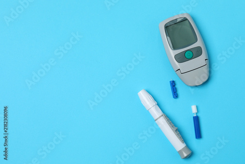 Fotografía Blood glucose meter with lancets, top view