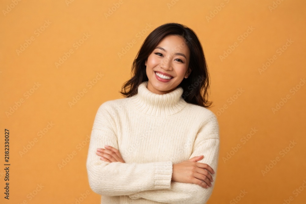 Obraz premium Smiling woman in cozy sweater.