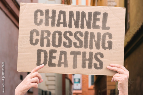 Konstfotografi "Channel Crossing Deaths" Maritime fatalities from smuggling operations and unsafe vessels