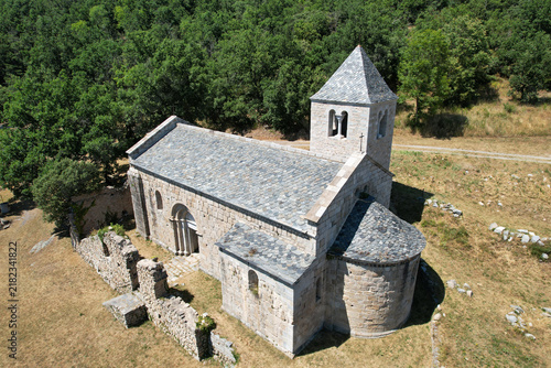 Foto Drone view of the Romanesque Chapelle de Sant Marti, an 12th-century stone church nestled in the Pyrenees mountains, Corsavy, France