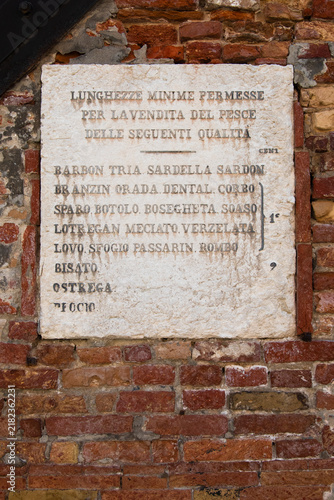 Fotografía Su un muro di Venezia c'è un'antica tabella in pietra che indica le lunghezze mi