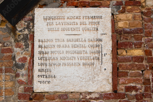 Fotografía Su un muro di Venezia c'è un'antica tabella in pietra che indica le lunghezze mi