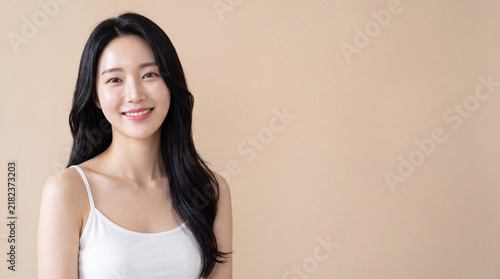 透明感のある素肌で笑顔の女性
