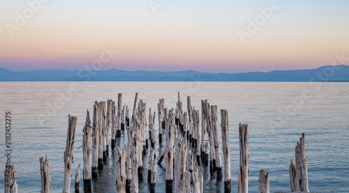 Foto Scenic long exposure view of the weathered wooden poles from a ruined old pier on the peaceful coast of Lake Van during golden sunset