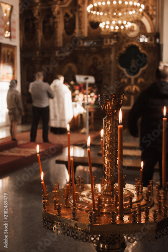 Fotografía People inside traditional orthodox church lighting candles during religious cere