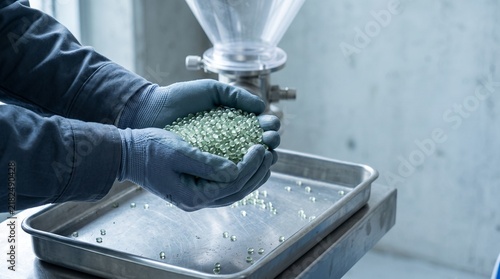 Obraz na płótnie Bio-pellet sample in operator hands for quality check
