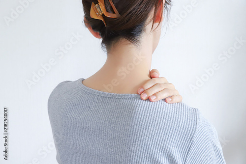 Fototapeta 肩こりに悩む女性 肩の痛み
