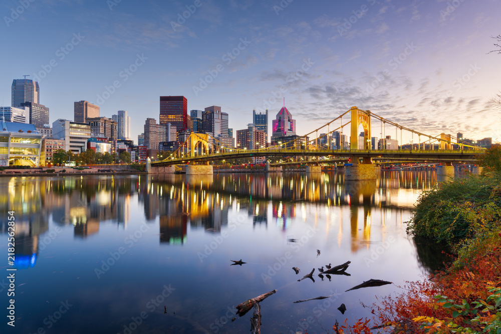 Fototapeta premium Pittsburgh, Pennsylvania, USA downtown city skyline on the Monongahela River