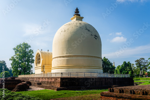 Konstfotografi Mahaparinirvana Temple or Parinirvana Stupa in Kusinara or Kushinagar, India