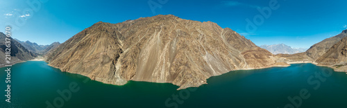 Cuadro en lienzo Ultra wide panoramic landscape of the vibrant turquoise waters of a Lake surroun