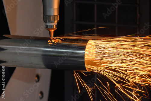 Canvastavla Close up of a fiber laser nozzle cutting a stainless steel tube with bright spar