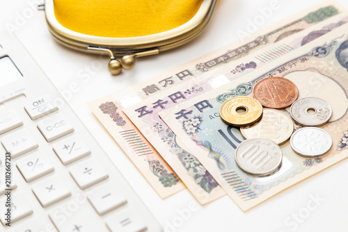 白背景に日本のお金と財布
