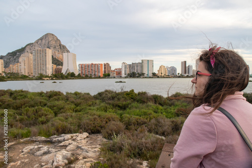 Quadro su tela Woman viewing Calpe city and Penon de Ifach mountain