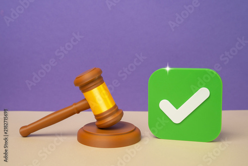 Fotografía Judge's gavel and approval checkmark, positive court ruling outcome, lawsuit satisfaction