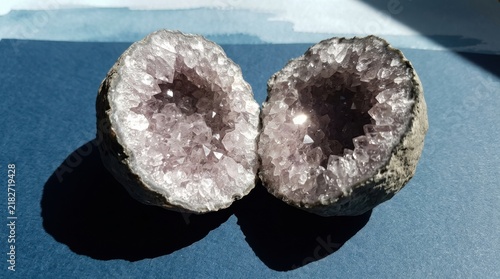 Obraz na płótnie Amethyst geode split open showing sparkling crystal interior