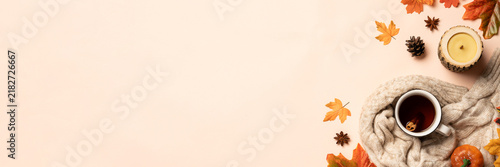 Картината върху платно Autumn flat lay background with hot lea and leaves.